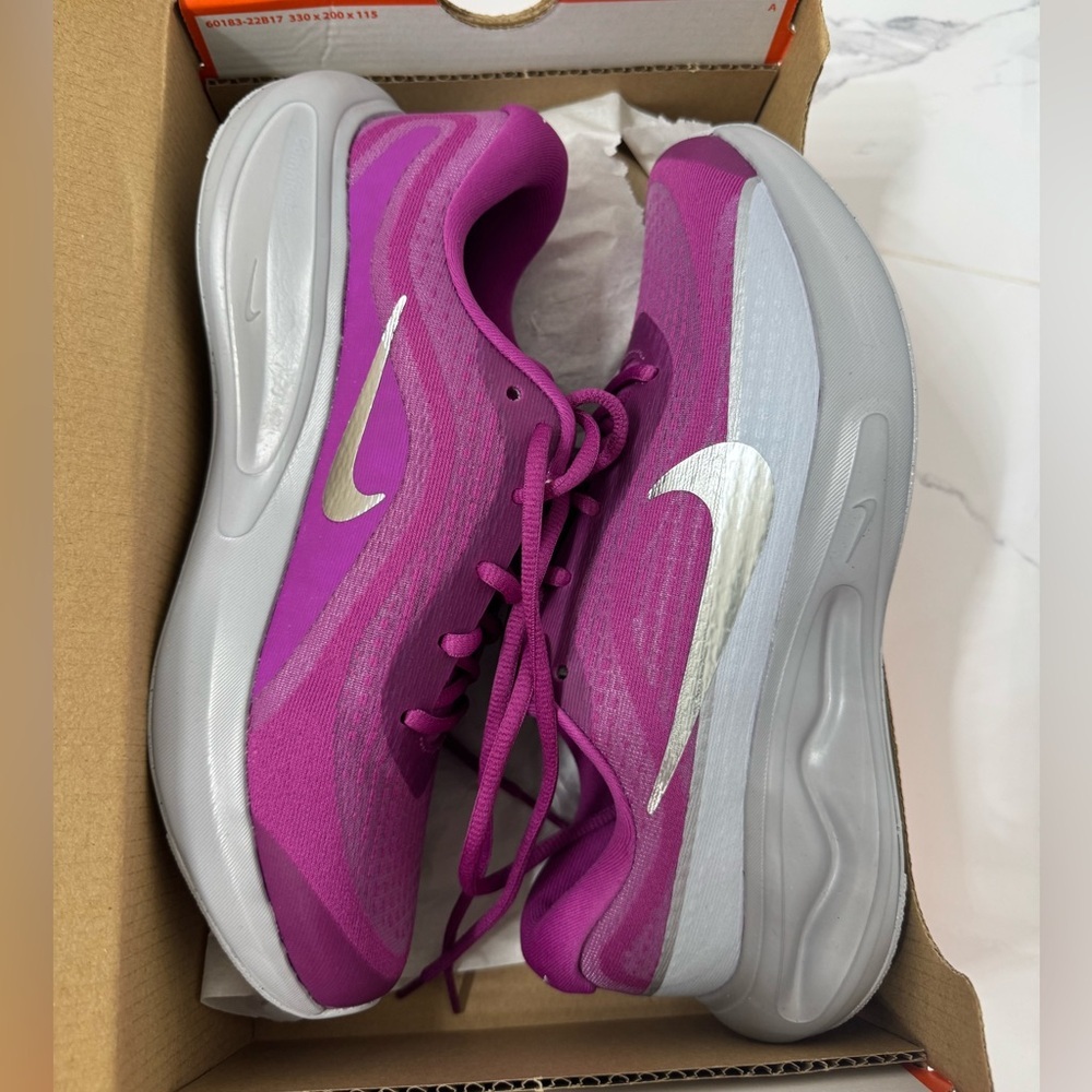 Women’s Nike Journey Run Sneakers size 8.5!